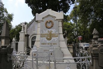 Tumba de Juan Crisóstomo Bonilla / Andrés Lobato