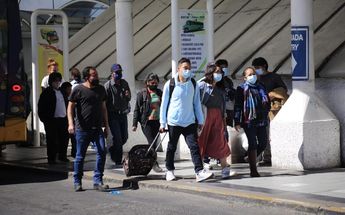 Viajeros afuera de la terminal de autobuses Capu Puebla / Andrés Lobato