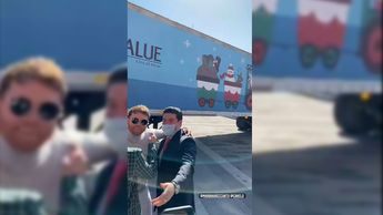 'El Canelo' maneja tráiler con regalos para niños del DIF en NL