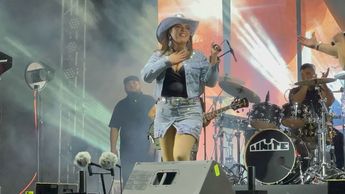 Emily cantó con su estilo único durante el espectáculo.| Alberto Santos