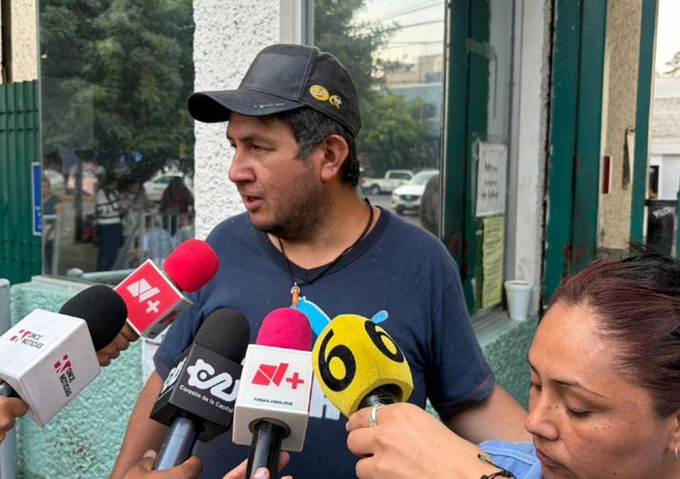 Una persona identificada como Luis Miranda, fue rescatada de los escombros del derrumbe de edificio en San Antonio Abad. | Karla Guerrero