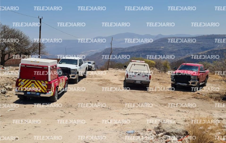 Camioneta de bomberos y Ciencias Forenses de Jalisco | Juan Carlos Munguía