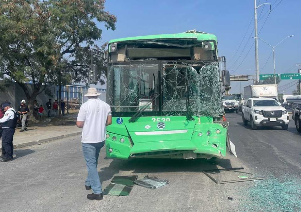 Las personas lesionadas en el choque fueron trasladadas a distintos hospitales de la zona debido a la gravedad de sus heridas. | Gabriela Garza