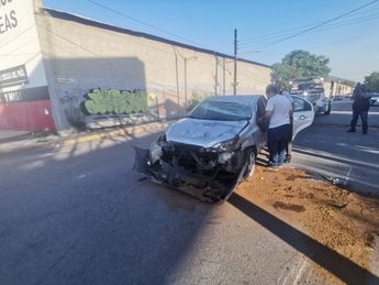 Protección Civil de Monterrey atendió el accidente vial. | Francisco Zúñiga Esquivel