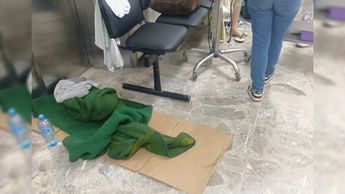 Así esperan algunos pacientes del Hospital Ayala, en el suelo / Fernando Carranza
