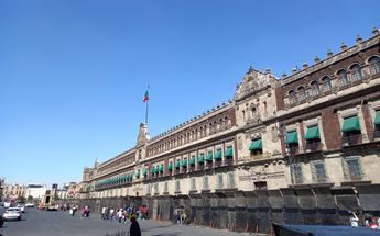 Colocan vallas en Palacio Nacional previo a Marcha por el INE/ Especial