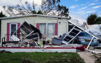 Un techo se derrumba sobre una minivan después del huracán Ian en Marylu Park, Charlotte Harbor, Florida, el 29 de septiembre de 2022 / AFP