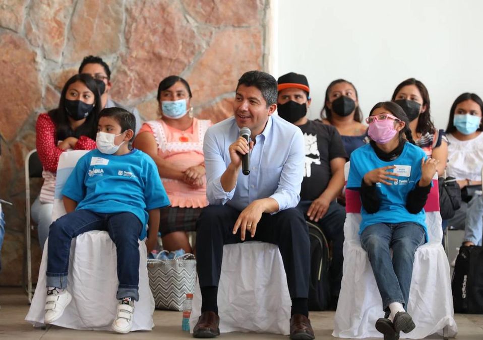 El presidente municipal Eduardo Rivera en un evento con menores de edad / Ayuntamiento de Puebla