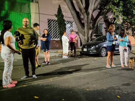 Cuando suena la Alerta Sísmica, la gente que habita en los edificios salen a las calles para resguardarse | Cuartoscuro