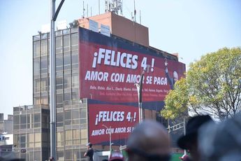 Espectaculares de AMLO en edificios/ Especial