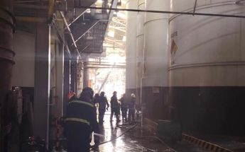 Además de combatir el fuego, bomberos de Tlalnepantla realizan labores de enfriamiento en el almacenamiento de la aceitera | Carlos Zaid