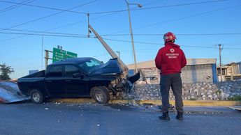 El conductor de la camioneta chocó primero con otro auto y luego se proyectó contra el poste. | Cortesía