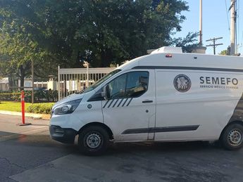 Una camioneta del Servicio Médico Forense ingresando al Hospital Universitario. | Erik Solheim Rocha