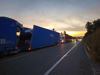 Vehículos llevan horas varados en la autopista. | Michel Torres