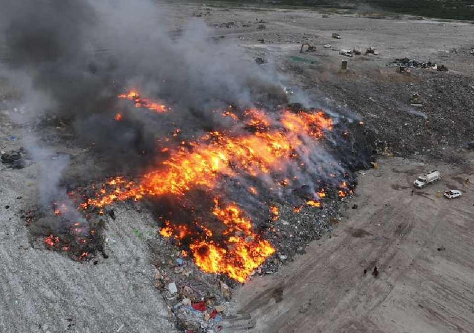 A la zona del incendio acudió personal de Bomberos y elementos de Protección Civil. | Omar Benavides