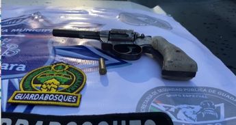 A los sujetos se les localizó un arma de fuego. | Policía de Guadalajara