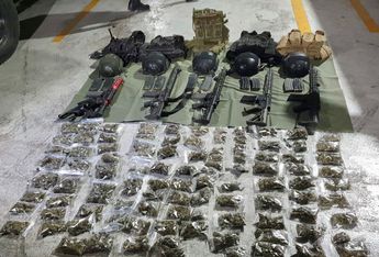 Drogas y armas decomisadas a los presuntos delincuentes. | Cortesía
