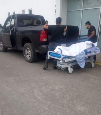 Dado que la unidad del Semefo se encontraba ocupada, el cuerpo tuvo que ser trasladado en un auto no oficial / Especial