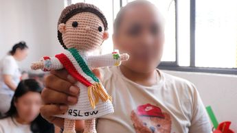 Tejer muñecas de crochet es un impulso de reinserción social e inspiración para las mujeres privadas de su libertad / Lauro Galicia
