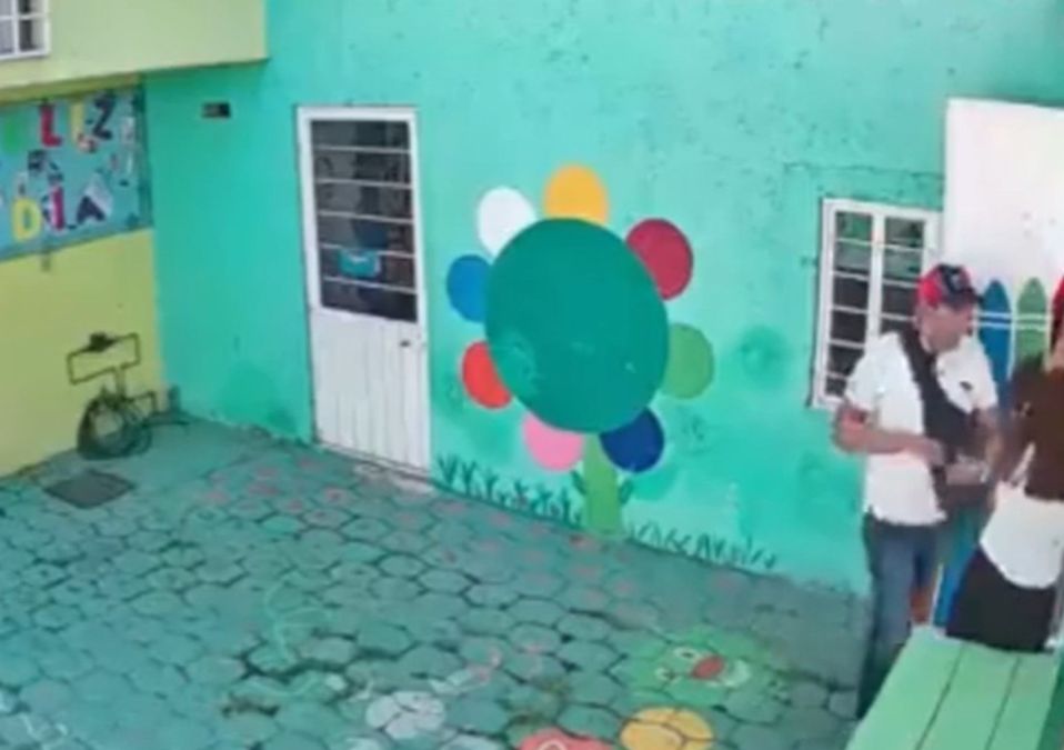 Padres de familia golpean a maestra de kinder / Especial