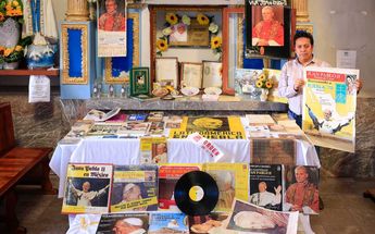 Pedro Mauro Ramos Vázquez muestra todo el archivo que tiene sobre la visita del papa Juan Pablo II a Xoxtla / Andrés Lobato