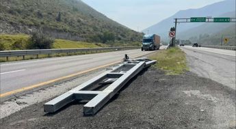 La estructura derribada contaba con dispositivos tecnológicos destinados a labores de vigilancia e identificación vehicular. | Cristian Montelongo