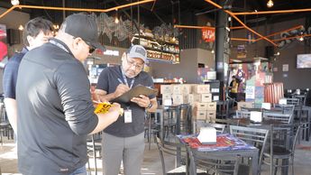 Negocio de Escobedo fue clausurado tras denuncia de regia. | Especial