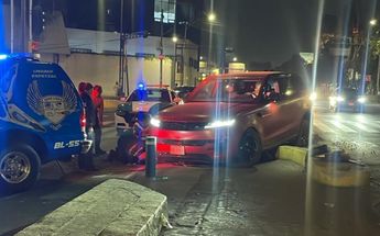 La camioneta quedó arriba de la contención en el inicio del puente de Nonoalco-Tlatelolco | Enrique Luna