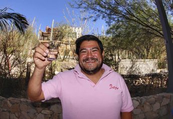 Christian Montero produce su mezcal 'Once Latidos' en el Rancho Cuthá / Melanie Torres