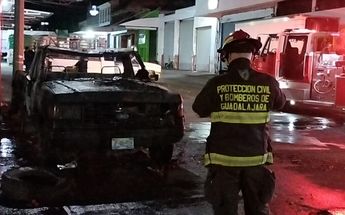 Camioneta quemada en Guadalajara / Vicente Torres Alfaro