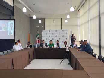 Mesa de trabajo en el Congreso de Nuevo León para hablar sobre los estudios del túnel de la Loma Larga. | Kevin Recio