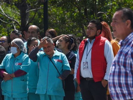 Empleados de edificios esperan a que termine el temblor | Cuartoscuro