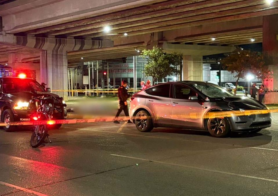 Versiones apuntan a que la víctima fue embestida por la camioneta Tesla cuando intentaba cruzar la avenida al sur de Monterrey. | Ángel Mercado