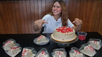 La rebanada de pastel de nogada cuesta 115 pesos, mientras que el pastel completo tiene un precio de 700 pesos | Melanie Torres