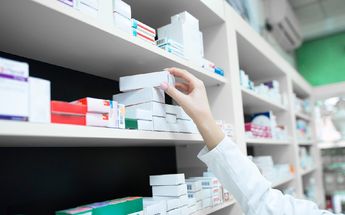 Cajas de medicina en un estante / Freepik