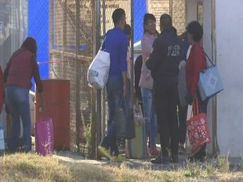 Personas con bolsas ingresan al penal de San Miguel con la aprobación de un policía / Delfino Nolasco