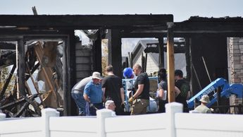 Investigadores trabajan en el sitio donde una familia fue asesinada y la casa incendiada, en Billings, Montana | Matthew Brown