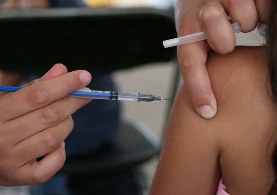 Secretaría de Salud pide aprovechar vacaciones para vacunar contra covid-19 a menores en NL