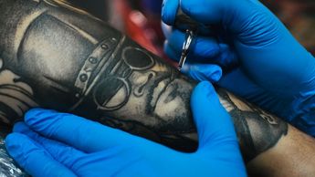 Los tatuajes son considerados una expresión corporal, por lo que algunos teólogos afirman que pueden ser una expresión de fe / CANVA