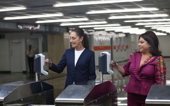 La presidenta Sheinbaum y la jefa de gobierno capitalina, Clara Brugada, inauguraron la reapertura ingresando al andén de Chapultepec | Ariana Pérez