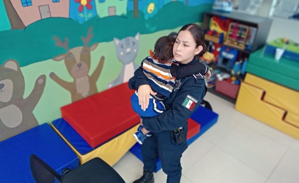 Policía de Escobedo resguardan a menor / Especial