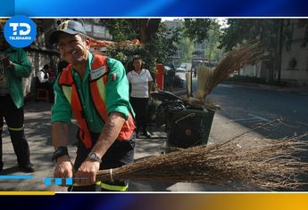 Uno de los oficios más viejos de la Ciudad de México, el barrendero / Cuartoscuro