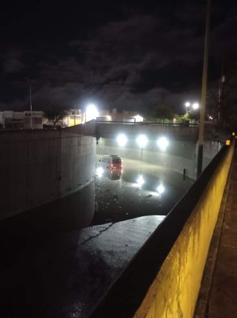 Una camioneta quedó varada en una inundación registrada en un paso a desnivel. | Leyda Estrada