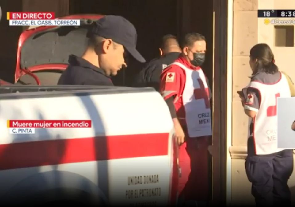 Bomberos atienden reporte de incendio y encuentran muerta a mujer en una casa de Torreón