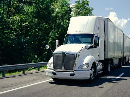 Tráiler avanza por la autopista México-Puebla / CANVA