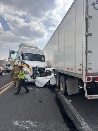 Debido al accidente, la circulación vehicular permanece interrumpida por lo que se recomienda tomar rutas alternas. | Christian Montelongo