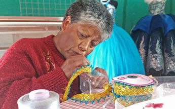 Maguito hace varios accesorios para los vestidos | Leslie Mora