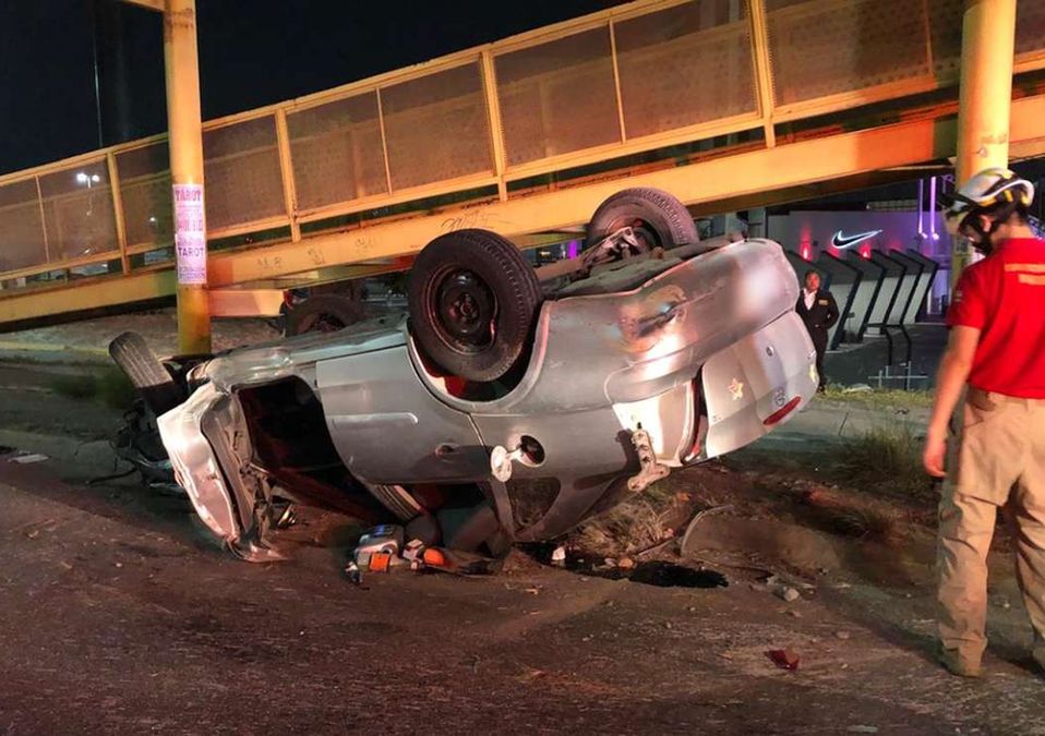 Paramédicos y rescatistas de Protección Civil de Monterrey atendieron el accidente. | Leyda Estrada