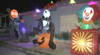 Los adornos incluyen inflables, animatrónicos y luces instalados durante dos semanas de preparación. | Jesús Villegas