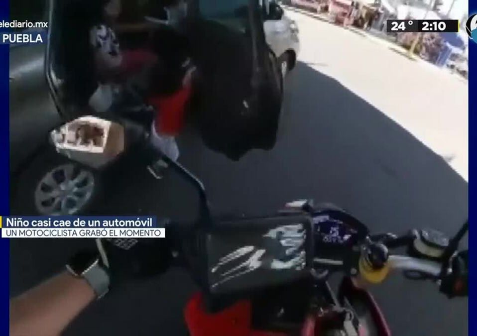 El niño quedó colgando de la manija de la puerta / Especial